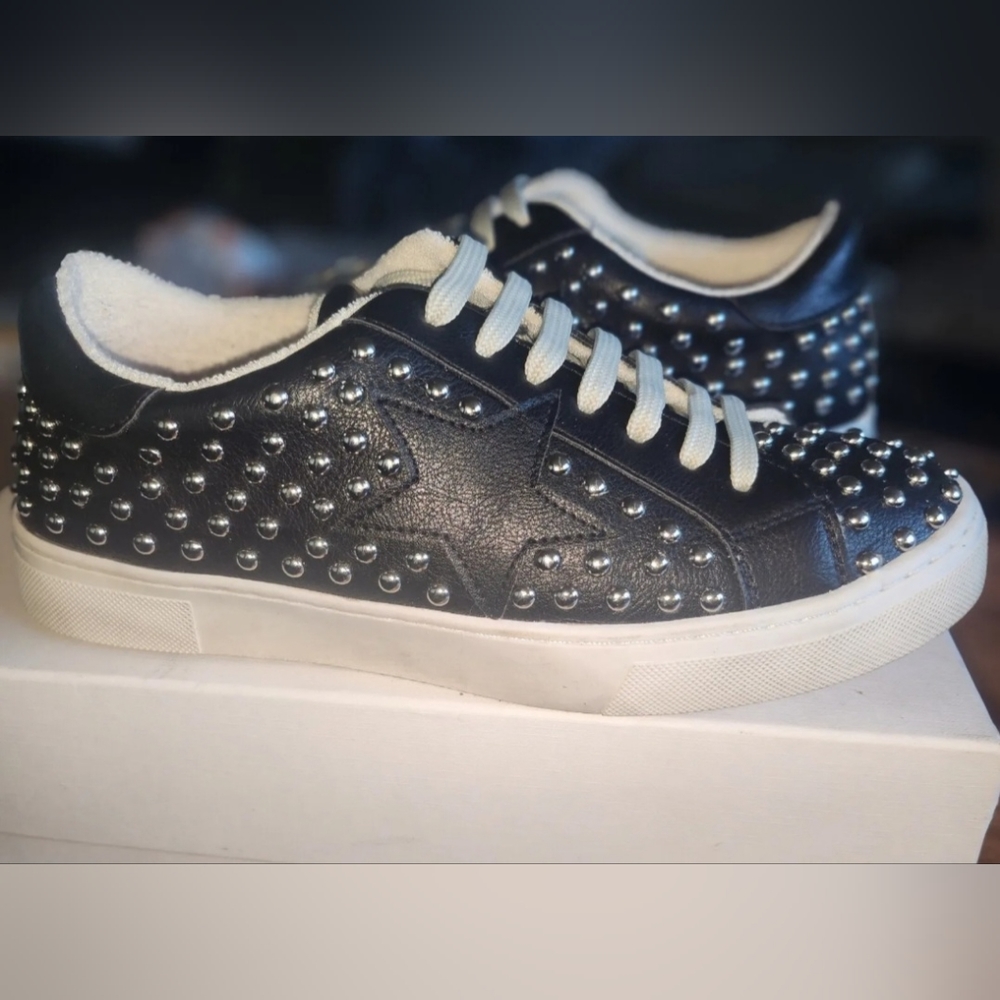 Steven Steve Madden Riled studded sneaker 7.5